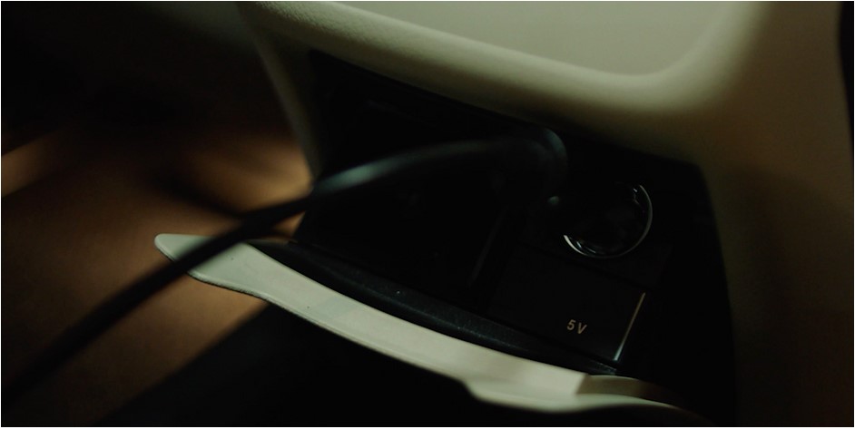 Araç Sarjı Uzun bir yolculuğa mı çıkıyorsun? DELTA Max, bir araba adaptörü kullanılarak 10 saat içinde şarj edilebilir.